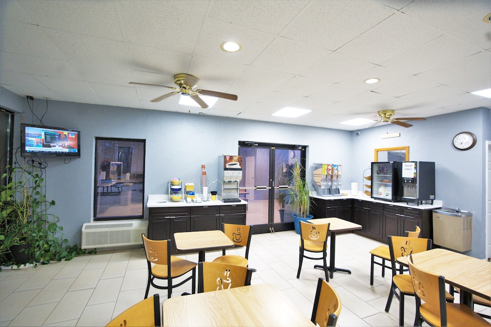 Columbus Inn and Suites - photo 24