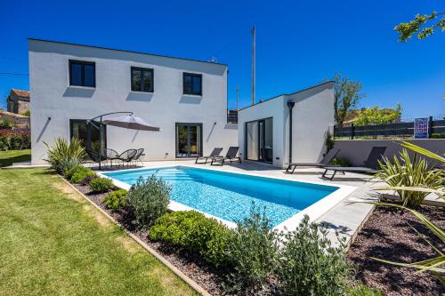 Villa Minka near Pula for 4 people with private pool and jacuzzi — 4-Star Luxury Hotel in Marcana, Croatia