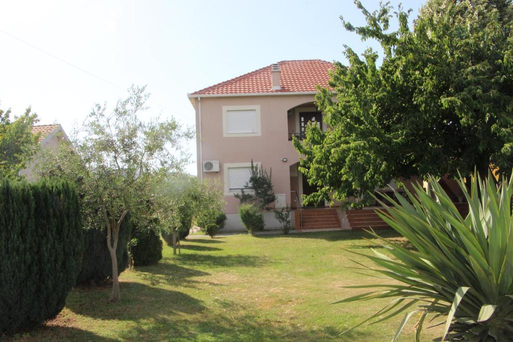 Large Three Bedroom Apartment 2 Min from Airport — 4-Star Luxury Hotel in Podgorica, Montenegro