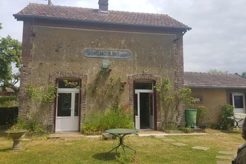 Charmante ancienne Gare Halte relais Bonsmoulins - carbon neutral hotel in Unknown City