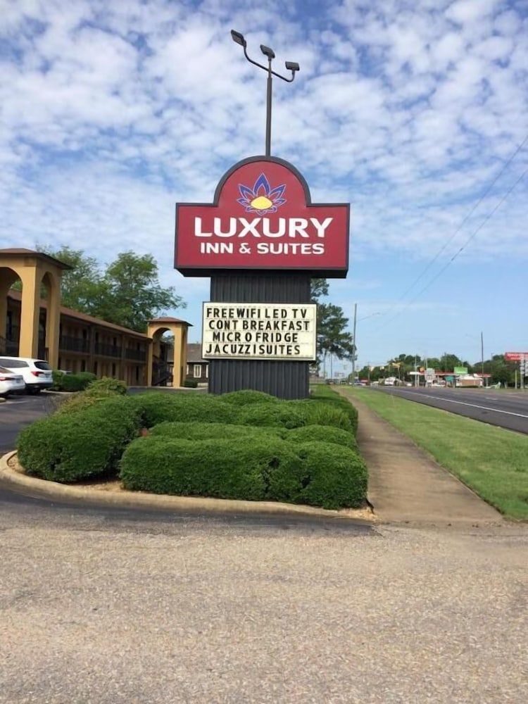 Luxury Inn and Suites — hotel in Selma