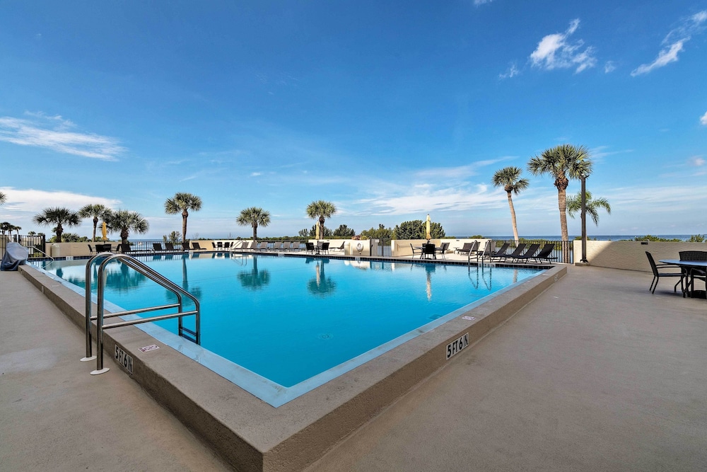 Pool and Beach Access Waterfront Hudson Condo — 4-Star Luxury Hotel in Hudson, United States