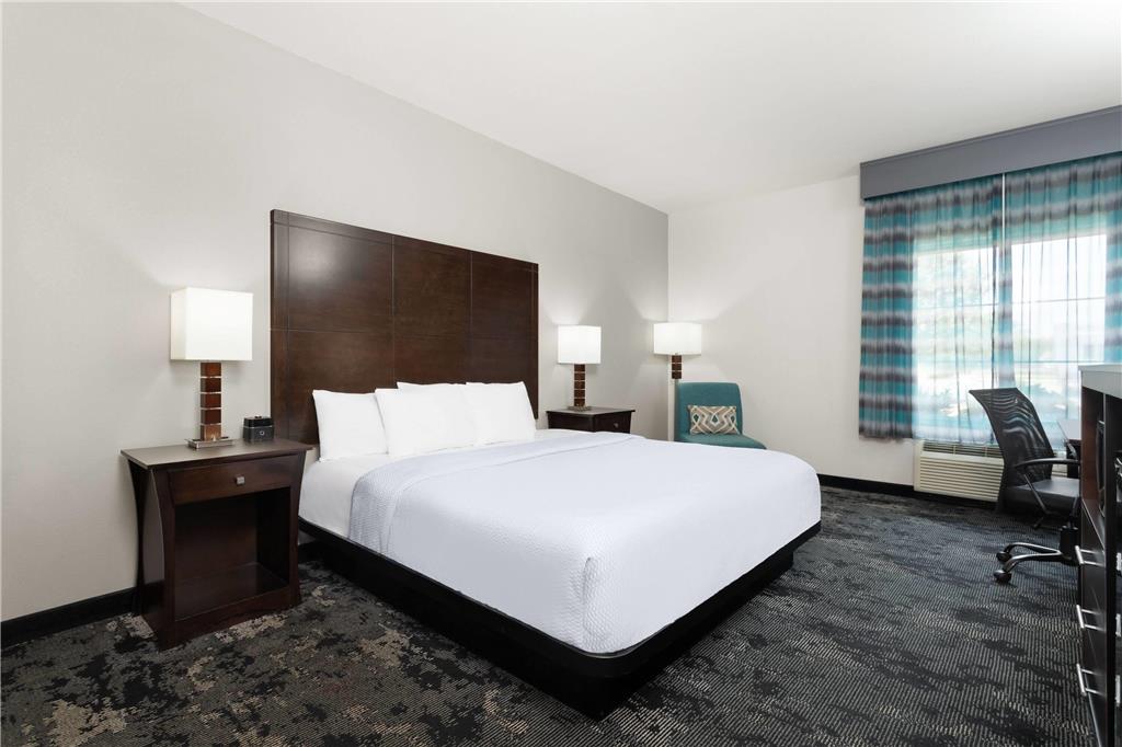 La Quinta Inn & Suites by Wyndham Columbus Edinburgh - photo 13