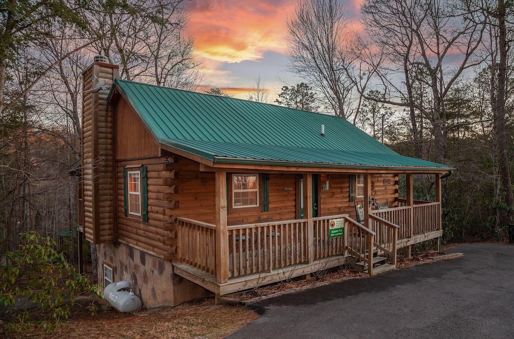 Sleepin' Inn 2 Bedroom Cabin by RedAwning — 4-Star Luxury Hotel in Sevierville, United States