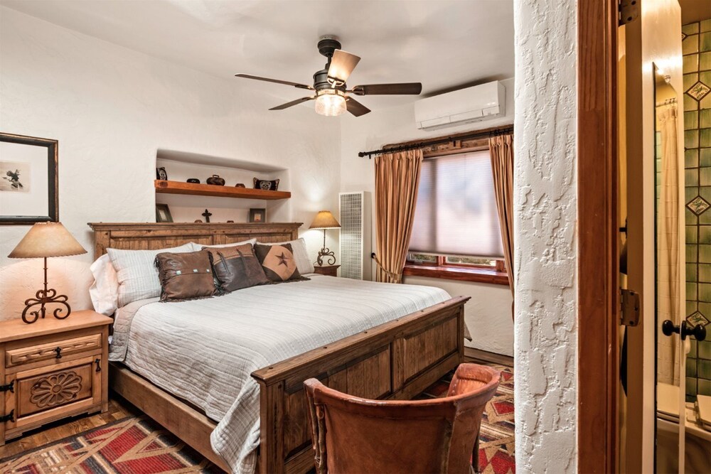 Amor Historic Adobe in the Heart of The Railyard and Downtown Santa Fe Hot Tub - photo 7