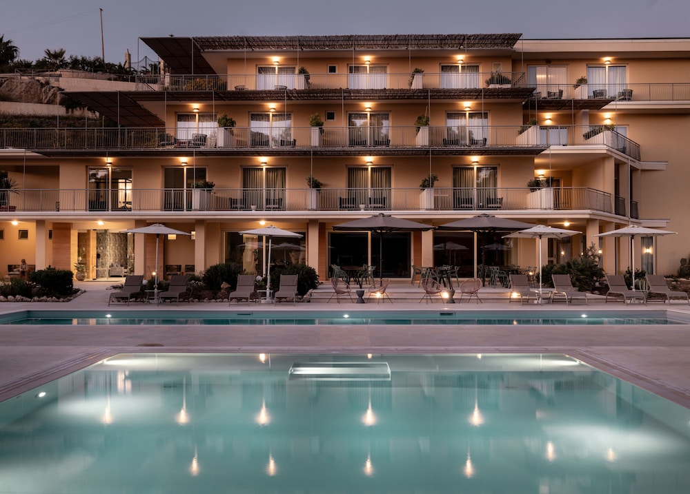Luna Minoica Suites — 4-Star Luxury Hotel in Montallegro, Italy