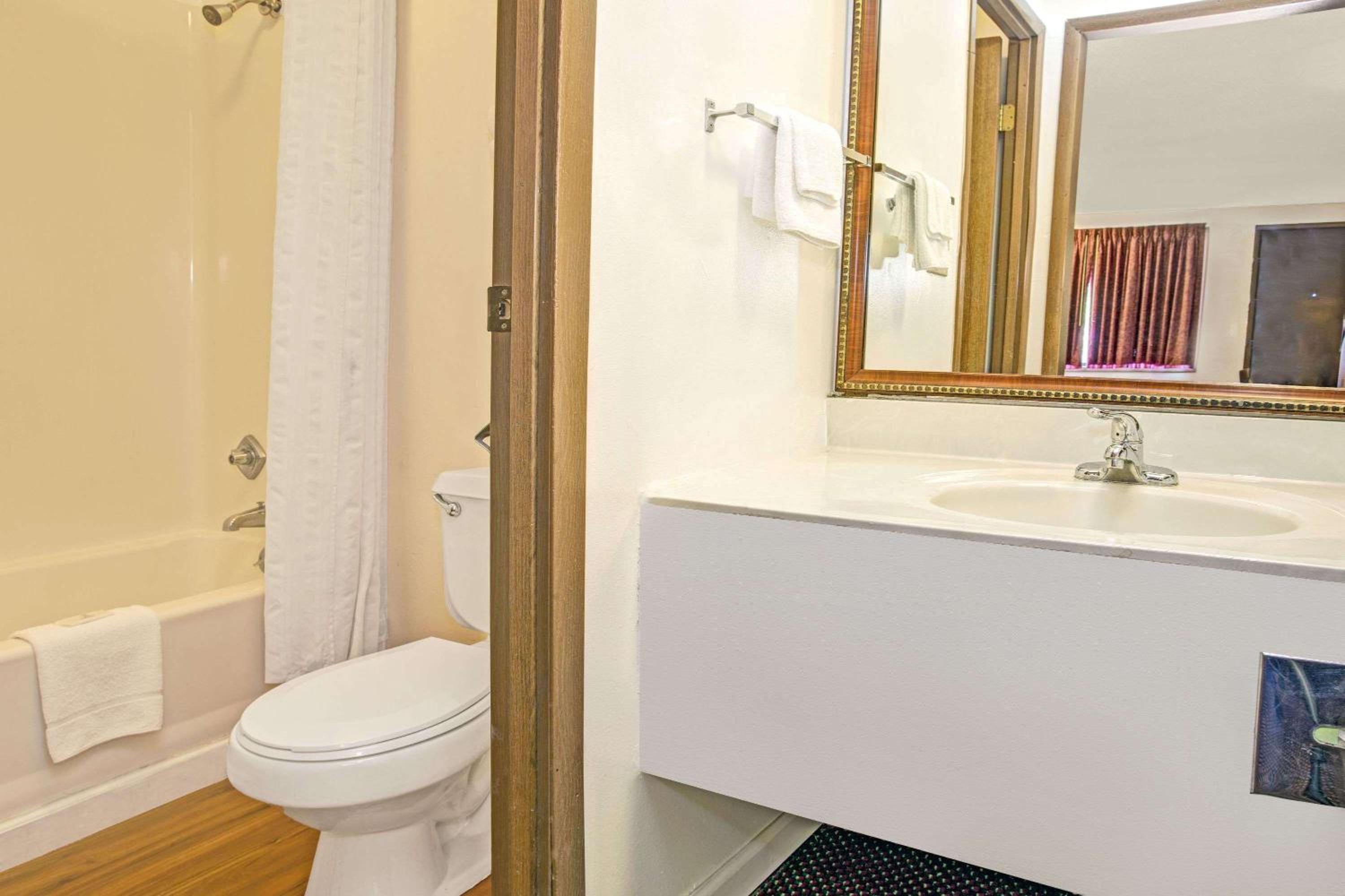 Guest Inn Lebanon - photo 25