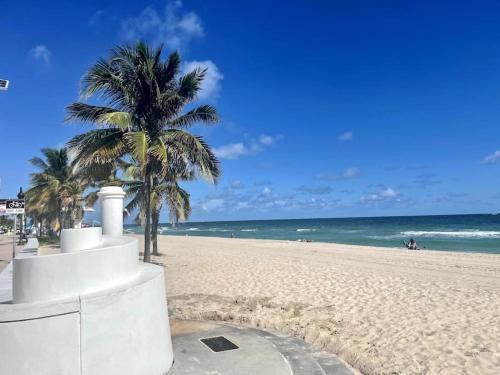 Ocean Breeze Free Parking Apt 5 — 4-Star Luxury Hotel in Fort Lauderdale, United States