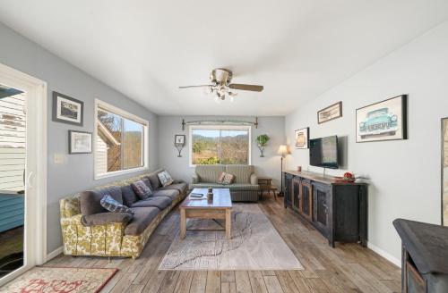 Breaker Ave Beach Cottage Pet Friendly — 4-Star Luxury Hotel in Rockaway Beach, United States