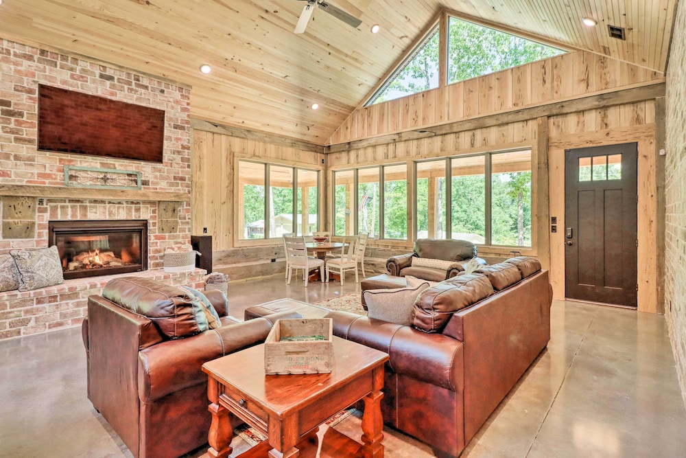All Encompassing Lakehouse with Modern Accents — hotel in Fairfield Bay