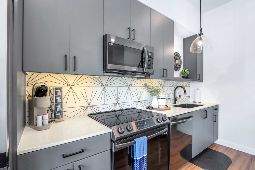 Relax in a Luxe Resort style Condo - photo 7