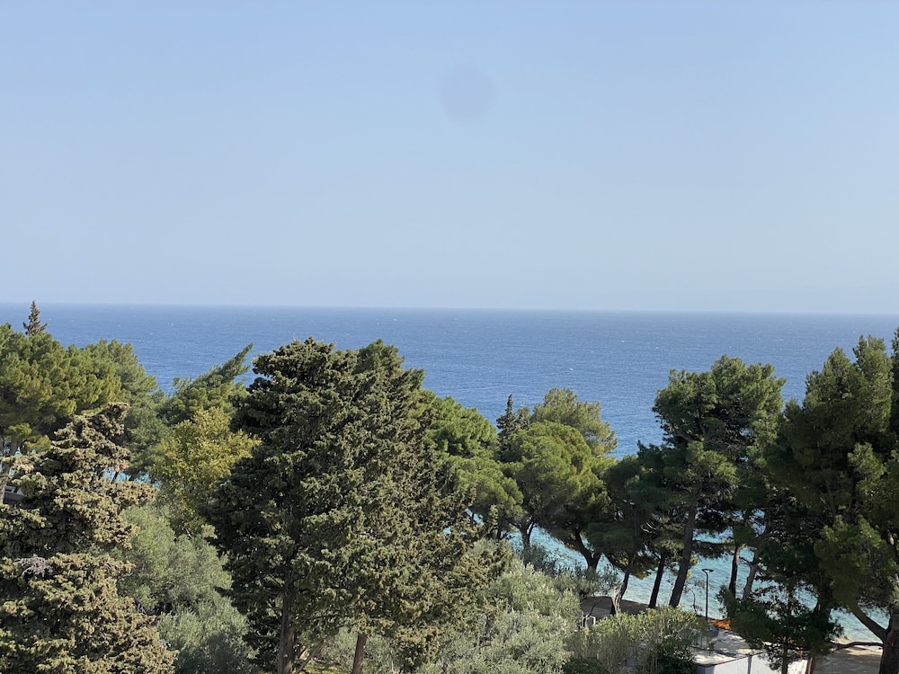 Luxury Beachfront Villa Castello Bol with private pool at the promenade Zlatni Rat at the beach in Bol Brac — 4-Star Luxury Hotel in Bol, Croatia