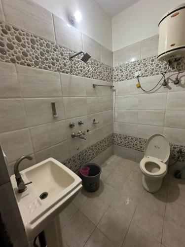 Shakun Hotel Palace in Ghaziabad, India