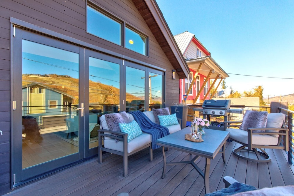 Walk to Ski Slopes Trails Luxury 4 Bedroom Private Home with Private Hot tub BBQ Heated Parking and Two Master Suites PEA 1009 by KBM Resorts — 4-Star Luxury Hotel in Bridgeport, United States