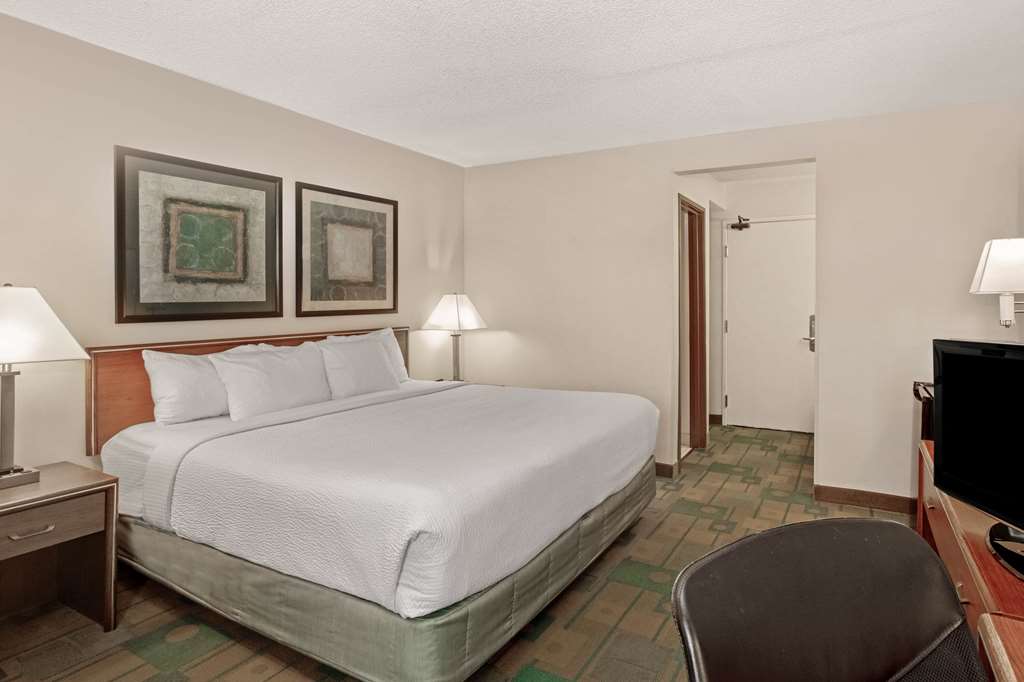 La Quinta Inn & Suites by Wyndham Des Moines West Clive - photo 49