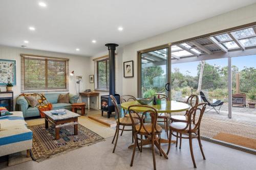 ‘Little Secret’ Charming Clifton Beach Sanctuary — Sandford — photo 4