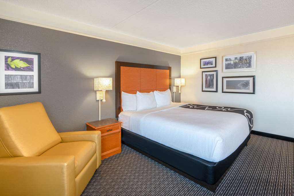 La Quinta Inn & Suites by Wyndham Pueblo - photo 44