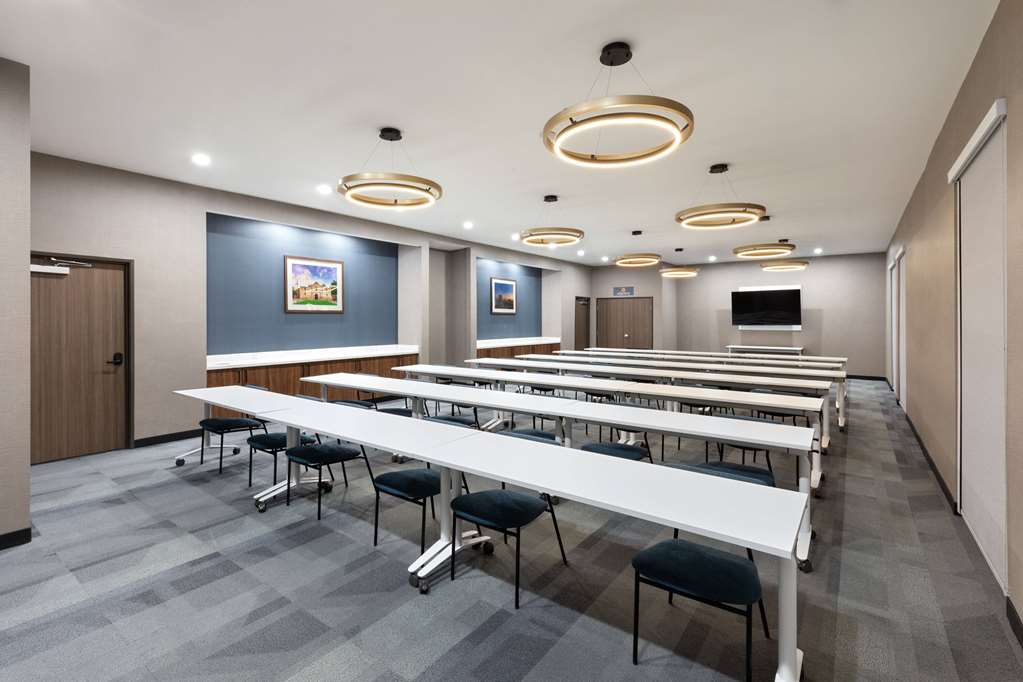 La Quinta Inn & Suites by Wyndham San Antonio at the RIM - photo 34