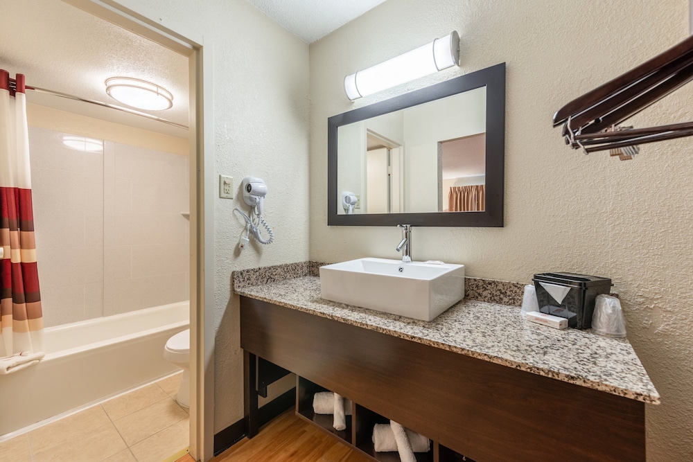 Red Roof Inn Marion IN - photo 23