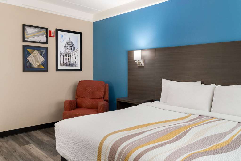La Quinta Inn & Suites by Wyndham Madison American Center - photo 17