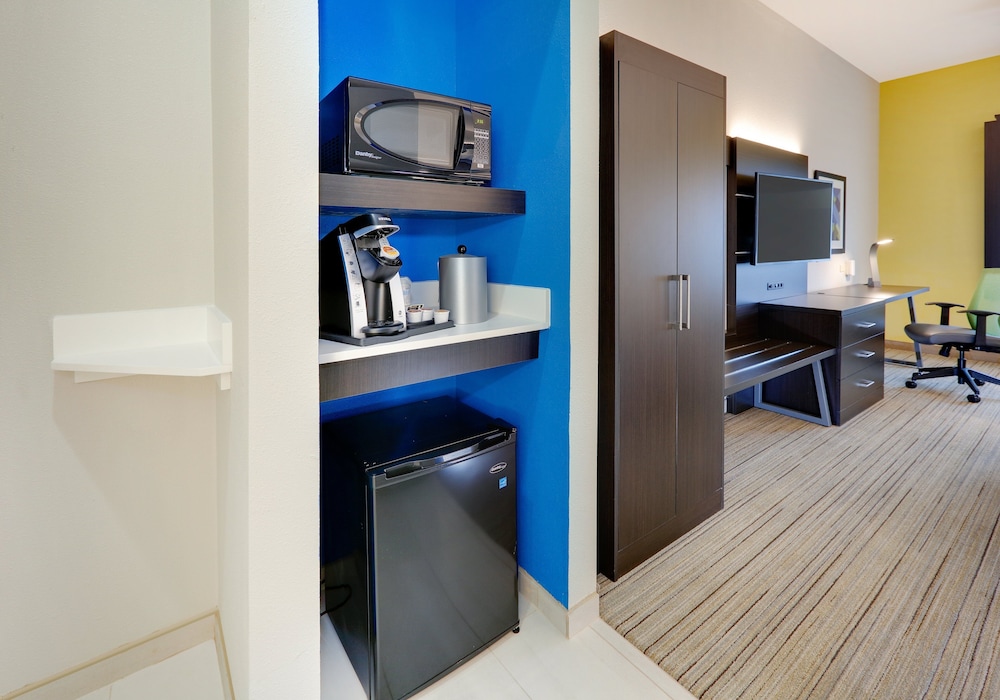 Holiday Inn Express Hotel & Suites Cleburne by IHG - photo 14