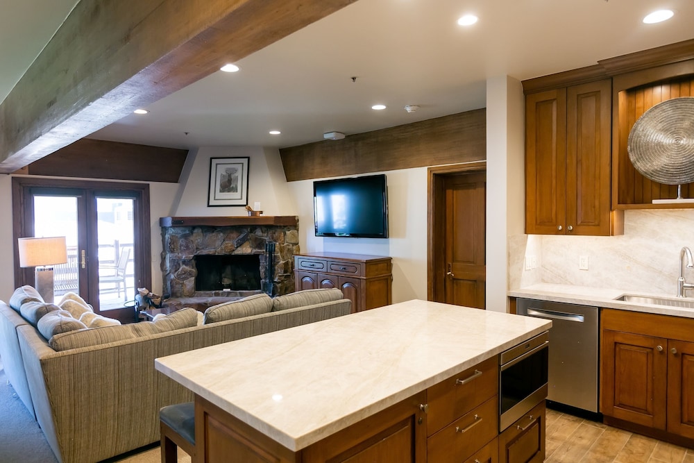 Luxury Four Bedroom Suite with Three Hot Tubs 4 Apartment Hotel by RedAwning - photo 10