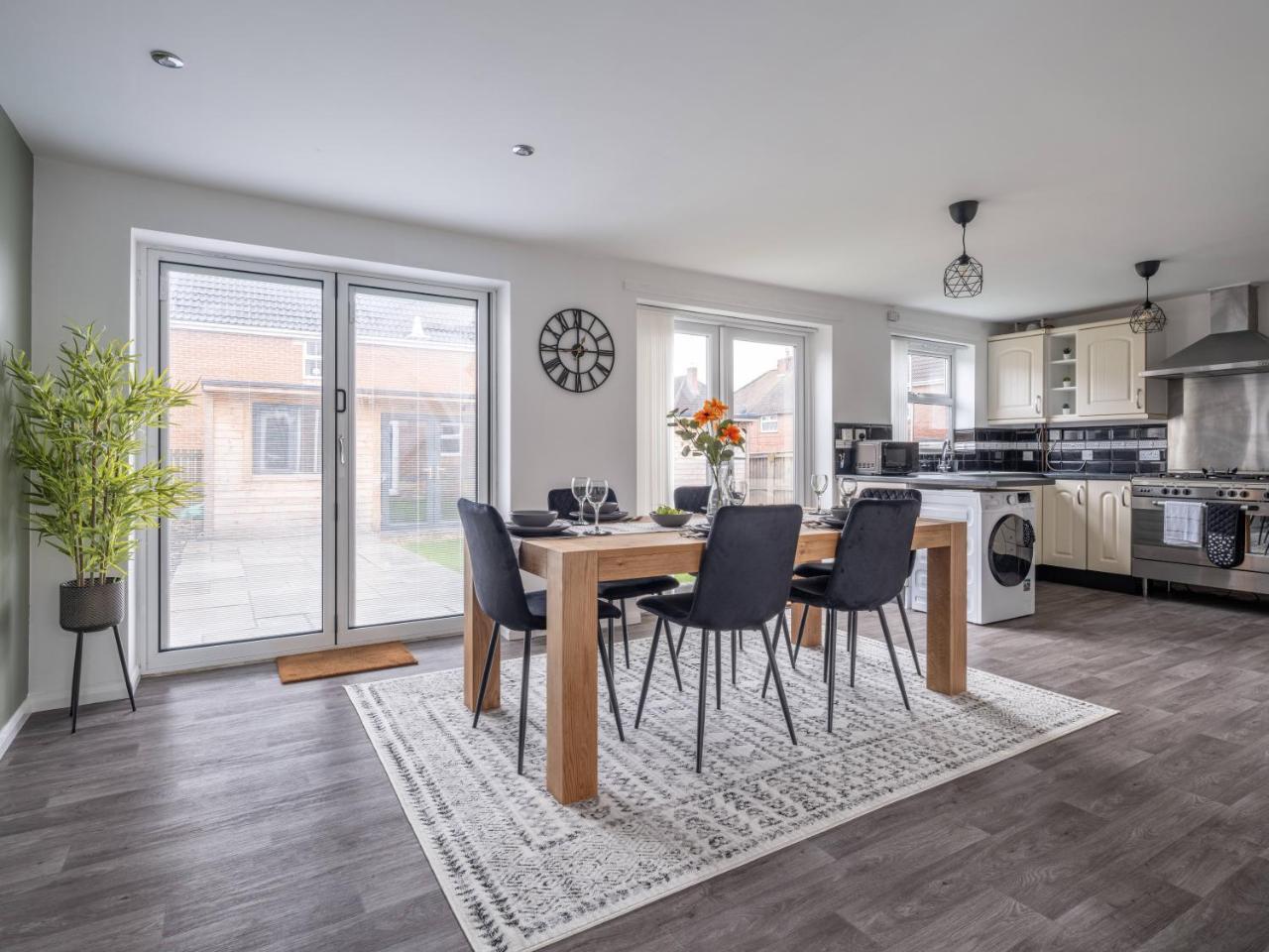 Spacious 3 bed with outdoor games room & private parking — 4-Star Luxury Hotel in Gateshead, United Kingdom