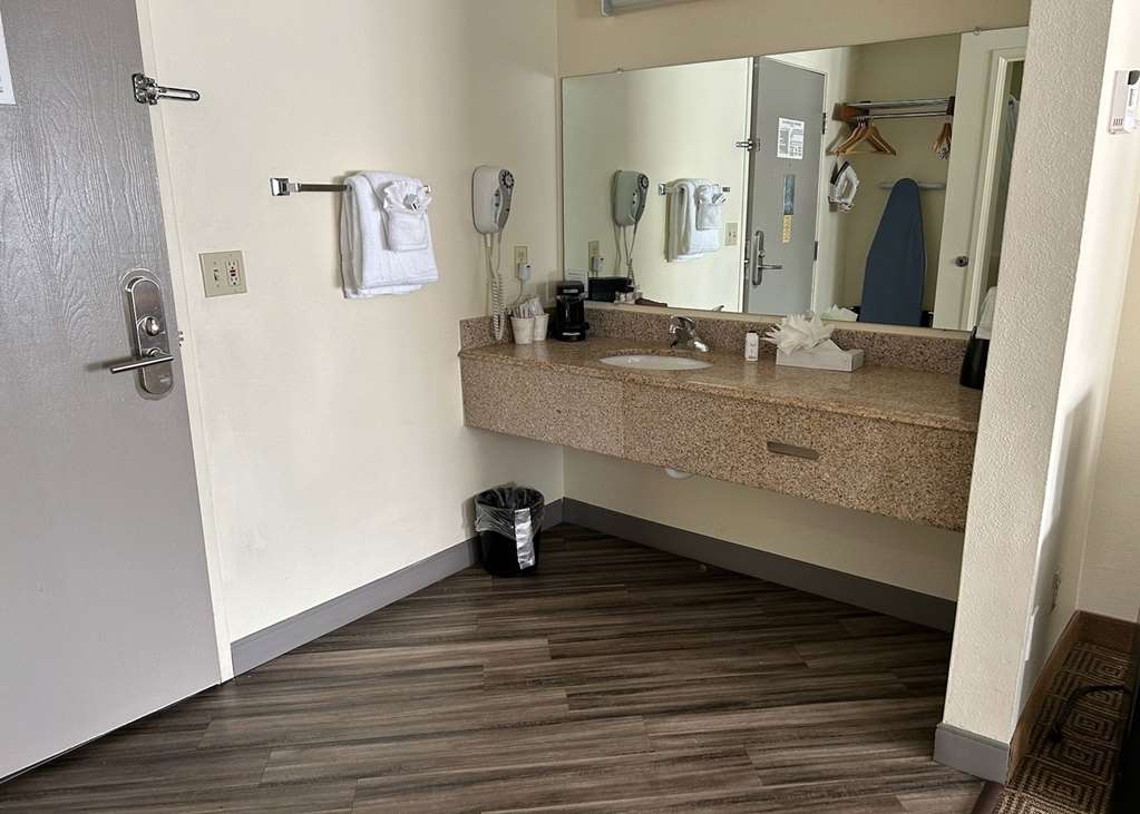 Baymont by Wyndham Orlando South - photo 36