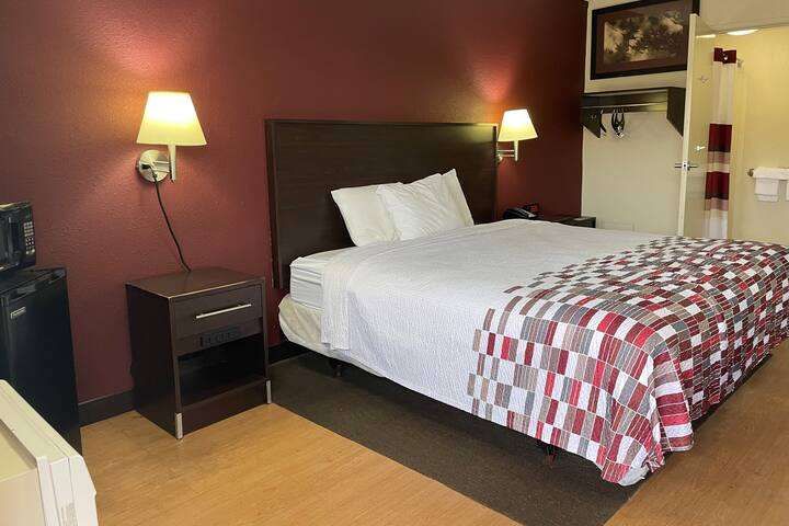 Travelodge by Wyndham Holland Toledo in Holland, United States