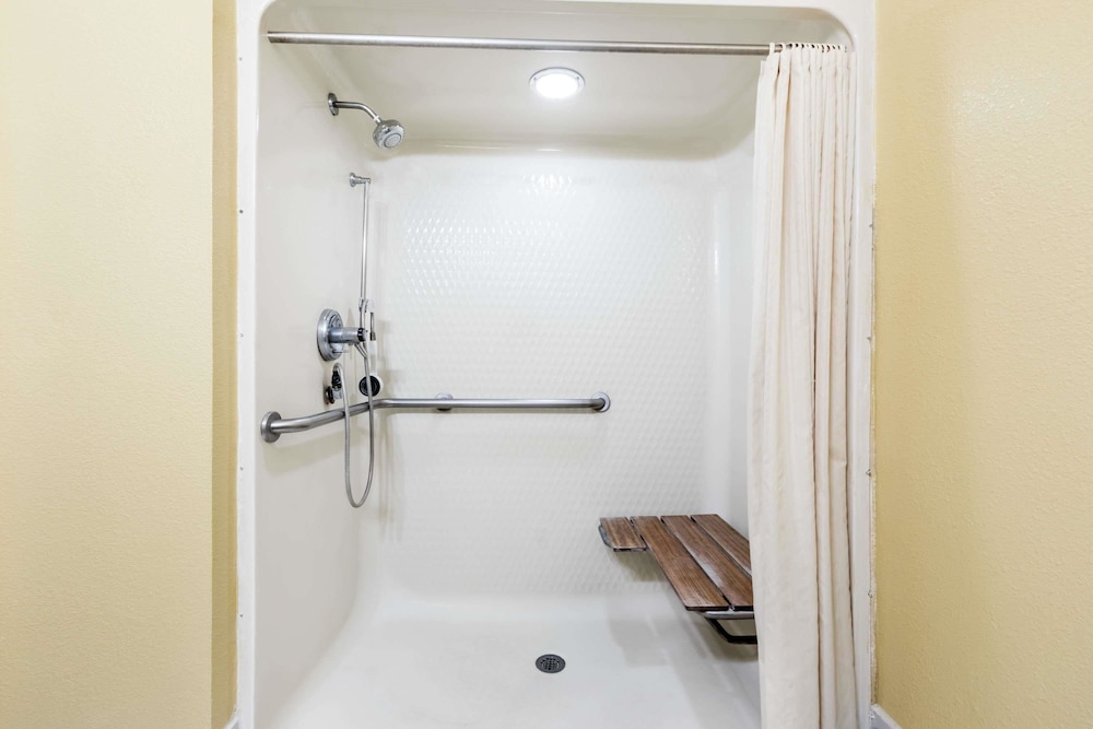 Super 8 by Wyndham Midland - photo 10