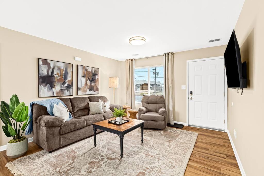 Newly Renovated Flat near Downtown Roseville — 4-Star Luxury Hotel in Roseville, United States