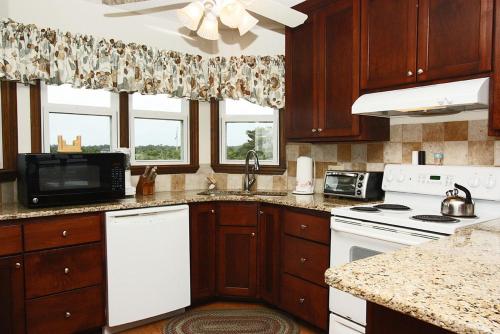 Wahoo by Oak Island Accommodations - photo 18