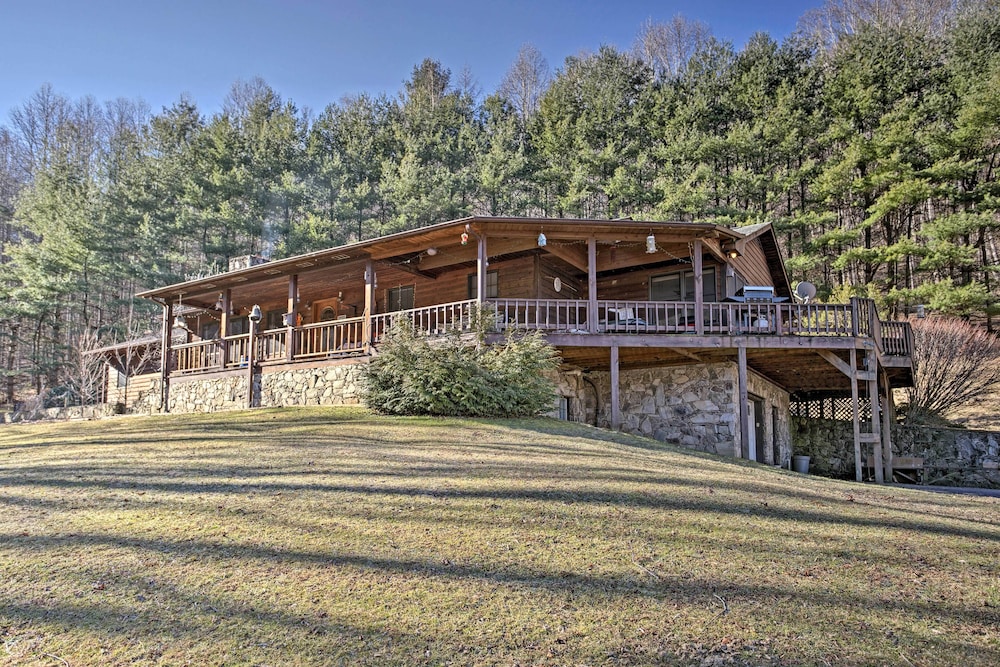 Emerald Gate Farm Cabin with On Site Fishing Pond — 4-Star Luxury Hotel in Waynesville, United States