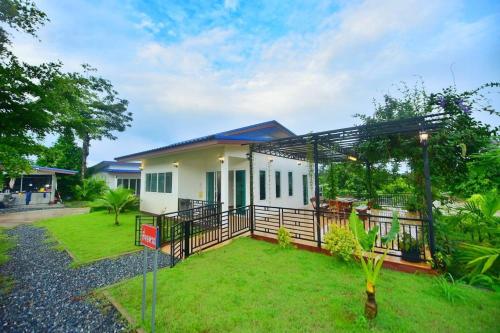 Baansuanthanisorn&Rolf บ้านสวนธนิสร & ร๊อฟ pet-friendly hotel Khao Chamao