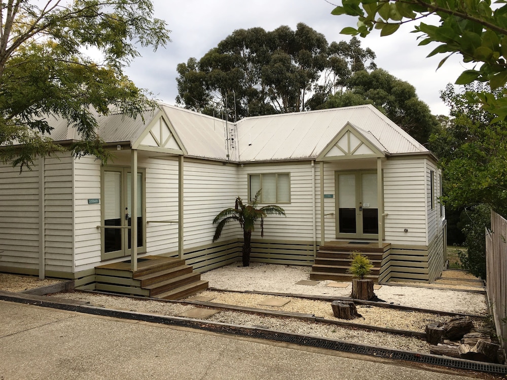 Daylesford by the Lake Waterfront Spa Villa — 4-Star Luxury Hotel in Daylesford, Australia