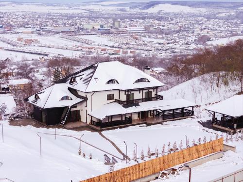 Hanul Brăteanu — 4-Star Luxury Hotel in Suceava, Romania