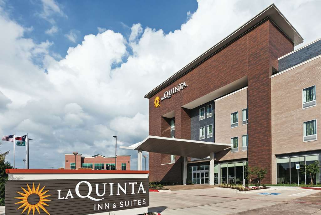 La Quinta Inn & Suites by Wyndham College Station South - photo 3