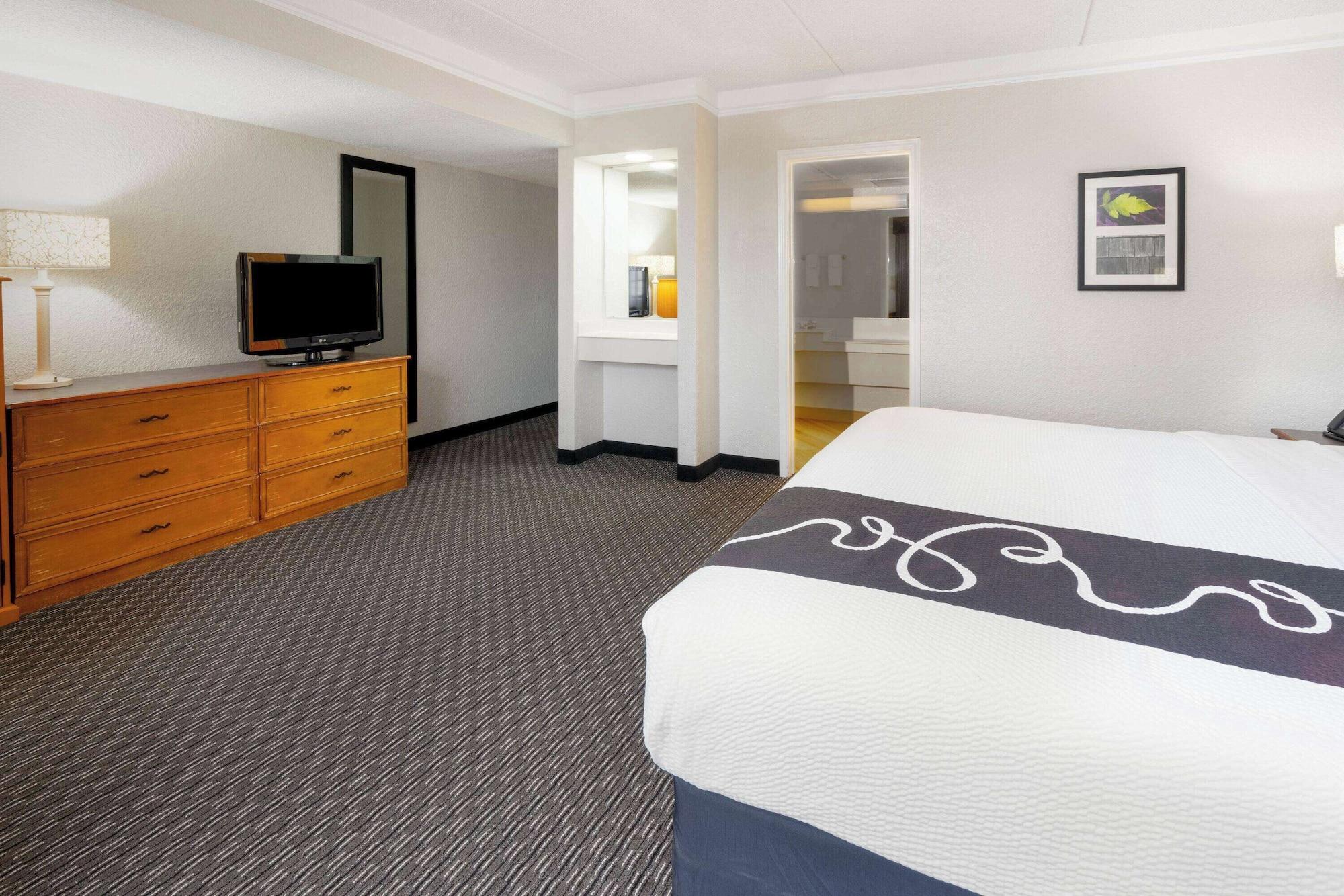 Super 8 by Wyndham The Woodlands North - photo 3