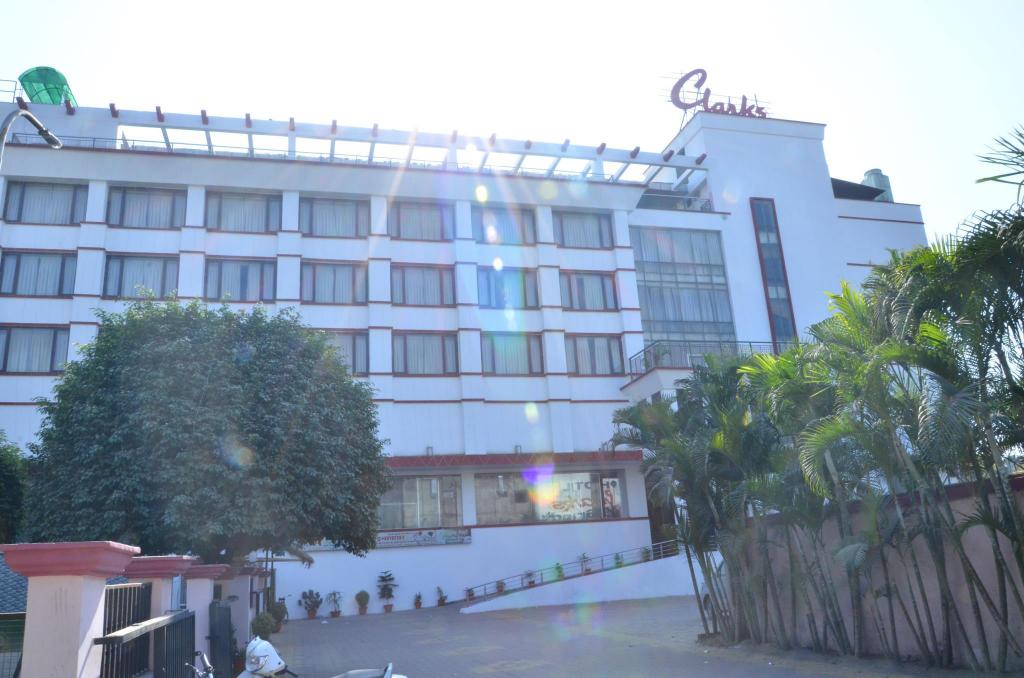 Hotel Clarks Grand in Gorakhpur, India