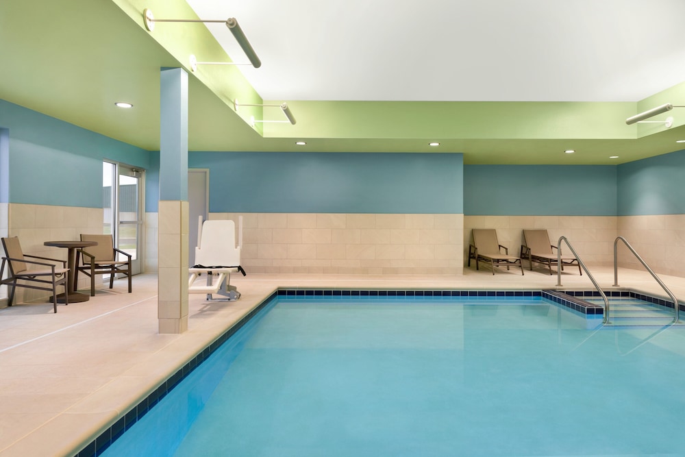 Holiday Inn Express and Suites Beaver Dam - photo 17