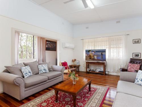 Daves Place Holiday house with WI FI Aircon and Boat Parking — 4-Star Luxury Hotel in Hawks Nest, Australia