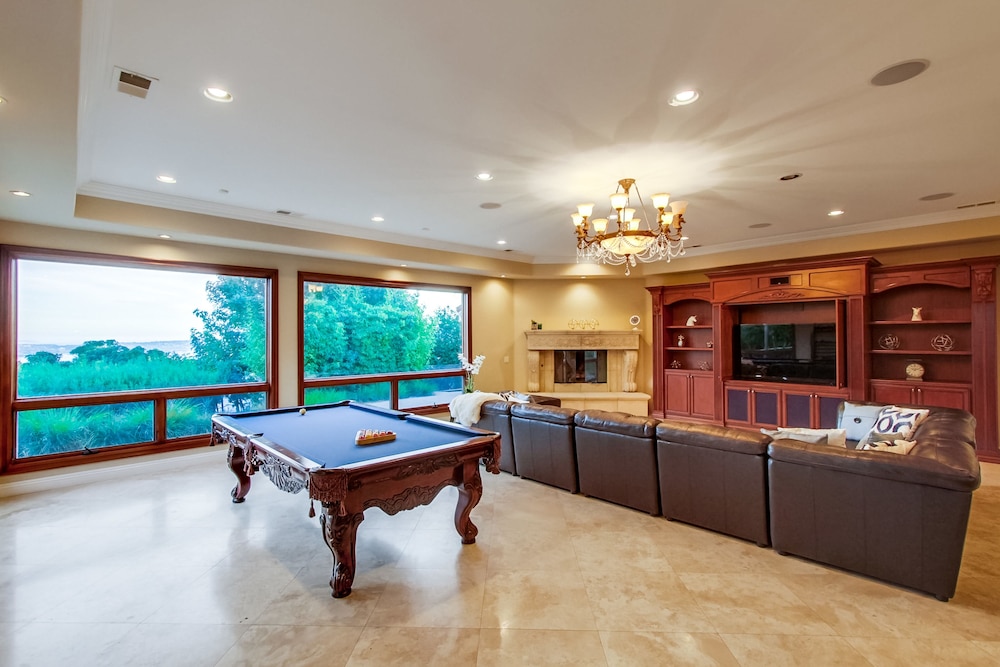 Tropical 5BR La Jolla Retreat by NamaStay - photo 3