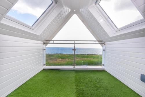 Viewpoint 3 By Bournecoast A Clifftop Apartment With Captivating Sea Views And Balcony Fm6184 — 4-Star Luxury Hotel in Bournemouth, United Kingdom