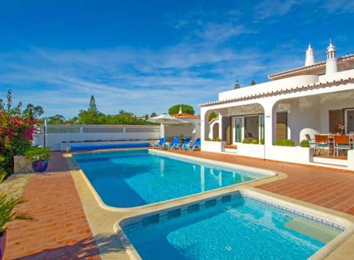 Villa Carvoeiro Tennis Villa with tennis court and private heated swimming pool in Carvoeiro — 4-Star Luxury Hotel in Carvoeiro, Portugal