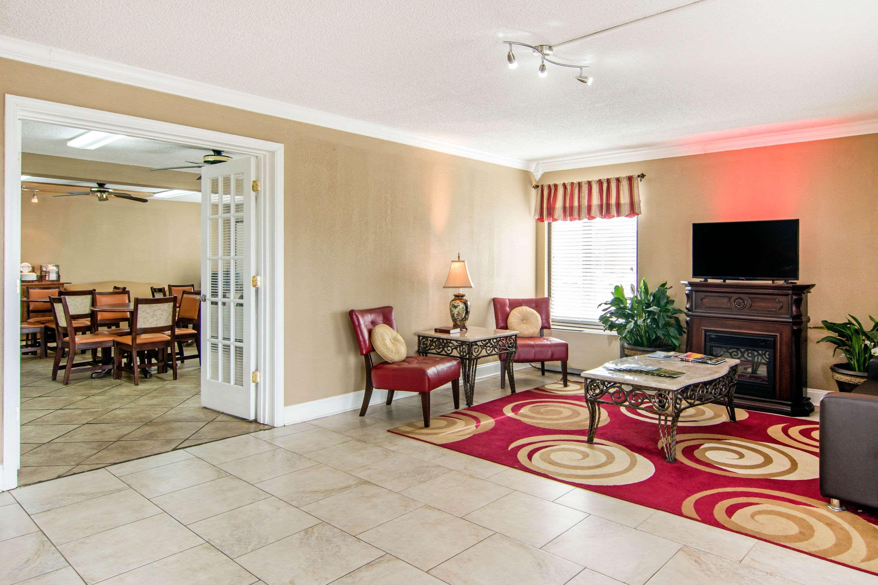 Econo Lodge Madison Airport - photo 33