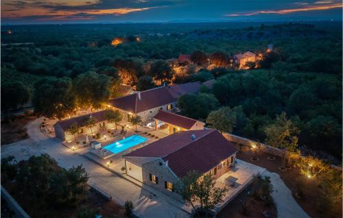 Pet Friendly Home In Oklaj With Sauna — 5-Star Luxury Hotel in Oklaj, Croatia