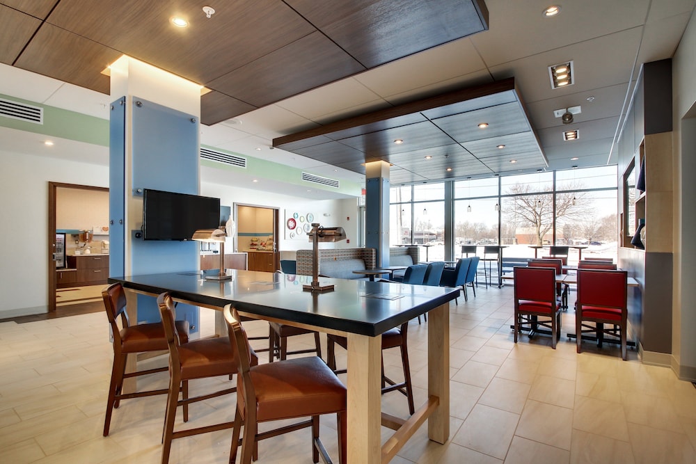 Holiday Inn Express & Suites Galesburg by IHG - photo 66