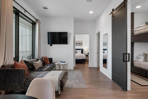 GULCH Condo with Pool Gym Private Patio & Garage — 4-Star Luxury Hotel in Nashville, United States