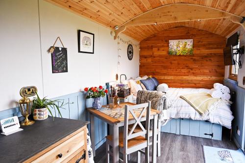 Luxury Shepherd Hut in the Peak District — Bakewell — photo 4