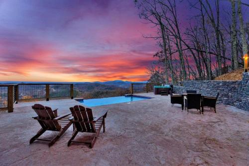 Honey Bear Hideaways Luxury Cabin with Infinity Pool Breathtaking Mountain Views & Sunset Decks — 4-Star Luxury Hotel in Sevierville, United States
